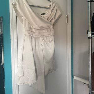 New never worn Lulus cream dress off the shoulder, asymmetrical hem